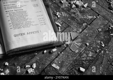 Un vieux menu à l'étage d'un restaurant abandonné depuis longtemps Banque D'Images