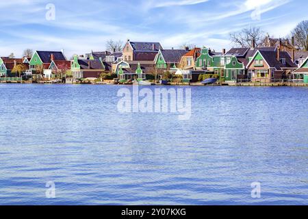 Zaanse Schans, pays-Bas panorama avec rangée de vieilles maisons traditionnelles vertes hollandaises près de l'eau Banque D'Images