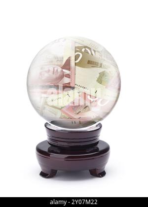 Argent à l'intérieur d'une boule de cristal isolée sur blanc. Concept d'investissement commercial et financier Banque D'Images