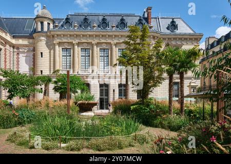 Un endroit qiuet pour s'asseoir à Paris est les jardins de la Bibliothèque nationale de Richlieu Banque D'Images