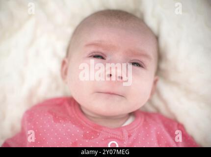 Nouveau-né avec le visage très triste commencent à pleurer. Soins de santé de bébé Banque D'Images