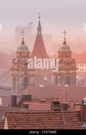 Vue aérienne de maisons et tours de la cathédrale à Nuremberg, Allemagne pendant temps de brouillard Banque D'Images