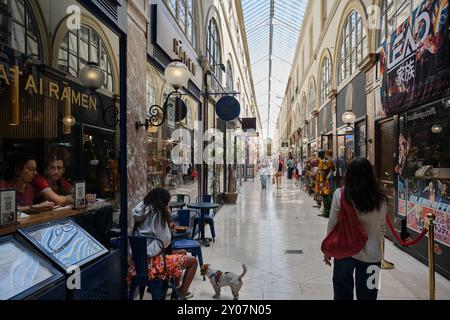 Le passage Choiseul a couvert une arcade shopping & Restaurant dans le quartier de l'Opéra de Paris, 2ème arrondissement Banque D'Images