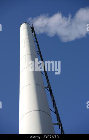 Cheminée fumante sur une chaufferie Banque D'Images