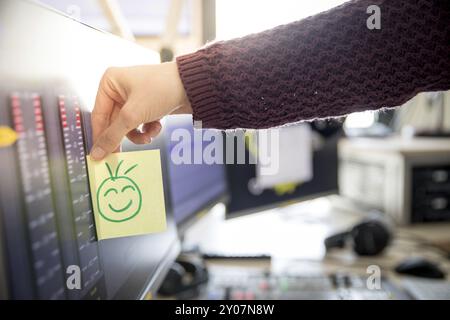 Commentaires et la motivation concept : Smiley illustration à la place de travail Banque D'Images