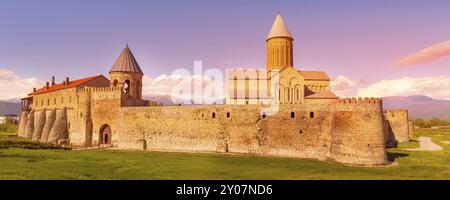 Bannière panoramique au coucher du soleil du monastère orthodoxe oriental géorgien d'Alaverdi dans la région de Kakhetia, en Géorgie orientale Banque D'Images