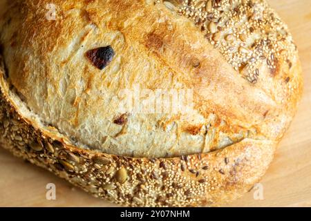 Pain frais fait maison. Pain de seigle de blé au levain avec graines vue de dessus Banque D'Images