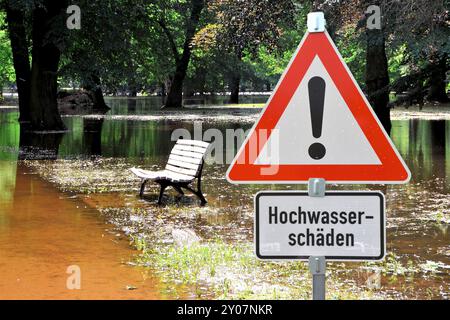 Parc inondé pendant les inondations à Magdebourg sur l'Elbe Banque D'Images