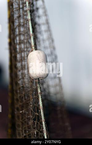 Petit flotteur sur un filet de pêche Banque D'Images