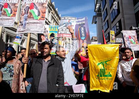 Londres, Royaume-Uni. 03 juin 2010. Un drapeau du Hezbollah est hissé lors d'une manifestation pro-palestinienne dans le centre de Londres le 3 juin 2010, au moment où le Royaume-Uni a reconnu l'appareil politique du Hezbollah comme un acteur non étatique légitime. Pourtant, en mars 2019, le Royaume-Uni a désigné le Hezbollah dans son intégralité (pas seulement son aile militaire, mais aussi son appareil politique) comme une organisation terroriste, et soutenir le Hezbollah est devenu un délit. Le Hezbollah, qui signifie « Parti de Dieu » en arabe, est un parti politique islamique chiite et un groupe militant basé au Liban Banque D'Images