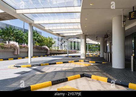 Bus sur un parking à l'aéroport. Singapour Banque D'Images