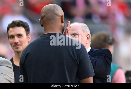 vor Spielbeginn : Uli Hoeneß Hoeness Ehrenpraesident Aufsichtsrat FC Bayern Muenchen FCB begruesst entraîneur Vincent Kompany FC Bayern Muenchen FCB liens Christian Neureuther FC BAYERN MUENCHEN FCB VS SC FREIBURG SCF 01.09.2024 LA RÉGLEMENTATION DFL INTERDIT TOUTE UTILISATION DE PHOTOGRAPHIES COMME SÉQUENCES D'IMAGES ET/OU QUASI-VIDÉO Banque D'Images