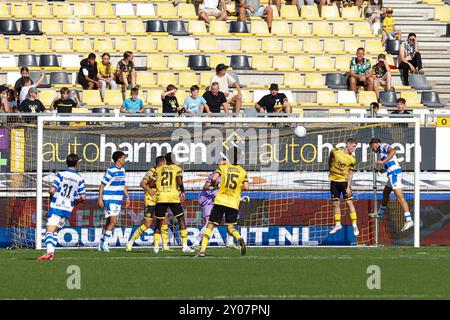 KERKRADE, PAYS-BAS - 1 SEPTEMBRE : Jesse van de Haar de Graafschap marque son premier but lors du match Roda JC Kerkrade entre de Graafschap au Parkstad Limburg Stadion le 1er septembre 2024 à Kerkrade, pays-Bas. (Photo de Orange Pictures) (photo de Orange Pictures/Orange Pictures) crédit : Orange pics BV/Alamy Live News Banque D'Images