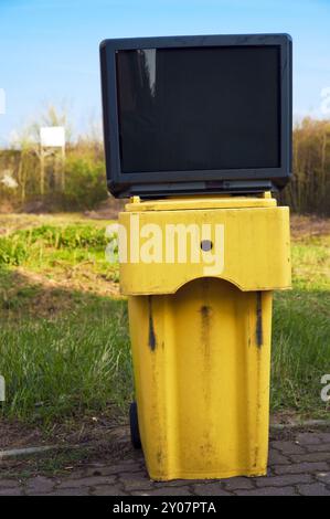 Poste de télévision avec tube image monté sur une poubelle Banque D'Images