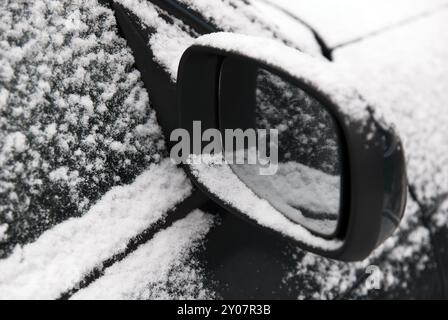 Rétroviseur extérieur recouvert de neige pour véhicule automobile Banque D'Images