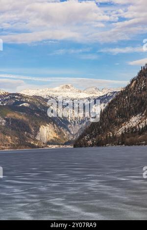 Paysage froid clair avec ciel bleu à Grundlsee, Autriche, hiver, lac gelé, Europe Banque D'Images