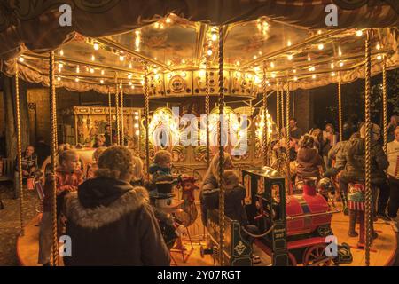 Enkhuizen, pays-Bas. Octobre 2022. Un carrousel à l'ancienne avec des enfants à une foire à Enkhuizen Banque D'Images