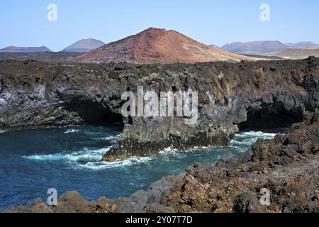 Sur le côté sud-ouest de Lanzarote se trouve la côte rocheuse bizarre de Los Hervideros entre le village de pêcheurs d'El Golfo et Salinas de Janubio. Activé Banque D'Images