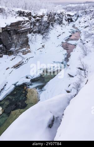 La rivière Abiskojohkka dans le canyon d'Abisko, parc national d'Abisko, Norrbotten, Laponie, Suède, janvier 2014, Europe Banque D'Images