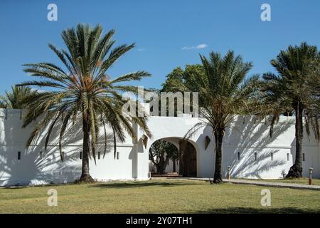 Le premier fort Namutoni, maintenant central à un camp dans le parc national d'Etosha, a été mis en action en 1905 et a été incendié. Ce bâtiment blanc, est le troisième fort Banque D'Images