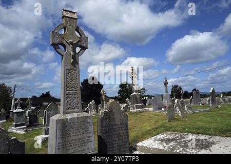 Une grande croix celtique marque la tombe du célèbre soldat irlandais Sean Treacy de Soloheadbeg. Kilfeakle, County Tipperary, Irlande, Europe Banque D'Images