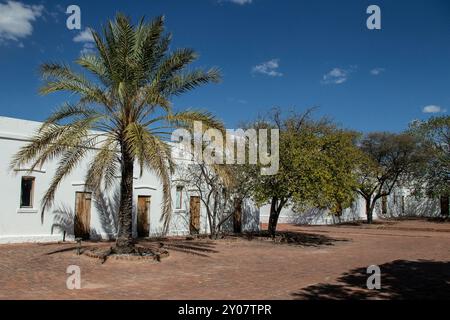 Le premier fort Namutoni, maintenant central à un camp dans le parc national d'Etosha, a été mis en action en 1905 et a été incendié. Ce bâtiment blanc, est le troisième fort Banque D'Images