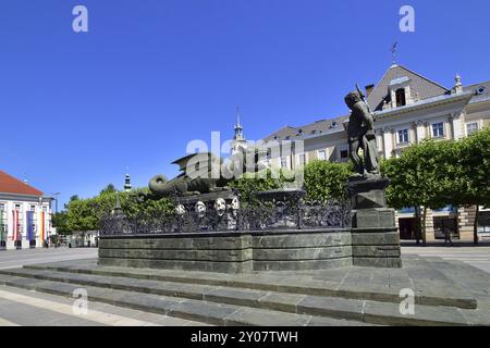 Klagenfurt avec fontaine Lindwurm et nouvel hôtel de ville. Nouvel hôtel de ville et fontaine Lindwurm à Klagenfurt, Autriche, Europe Banque D'Images