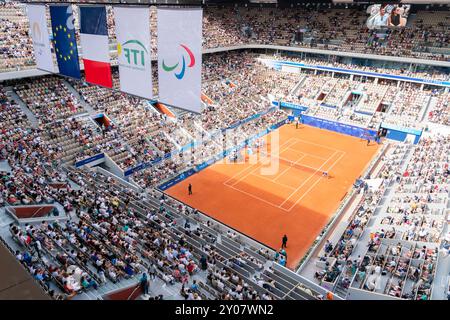 Paris, France. 01 Sep, 2024. PARIS, FRANCE - 1er SEPTEMBRE : vue d'ensemble de l'intérieur de court Philippe-Chatrier alors que Niels Vink, des pays-Bas, et Sam Schroder, des pays-Bas, participent à la demi-finale Quad doubles lors de la quatrième journée des Jeux paralympiques d'été de Tennis en fauteuil roulant - Paris 2024 à Roland Garros le 1er septembre 2024 à Paris, France. (Photo de Joris Verwijst/Agence BSR) crédit : Agence BSR/Alamy Live News Banque D'Images