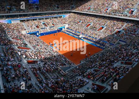 Paris, France. 01 Sep, 2024. PARIS, FRANCE - 1er SEPTEMBRE : vue d'ensemble de l'intérieur de court Philippe-Chatrier alors que Niels Vink, des pays-Bas, et Sam Schroder, des pays-Bas, participent à la demi-finale Quad doubles lors de la quatrième journée des Jeux paralympiques d'été de Tennis en fauteuil roulant - Paris 2024 à Roland Garros le 1er septembre 2024 à Paris, France. (Photo de Joris Verwijst/Agence BSR) crédit : Agence BSR/Alamy Live News Banque D'Images