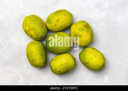 Citrons frais mûrs sur fond blanc. Vue de dessus. Banque D'Images