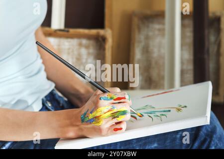 Libre de l'artiste féminine hand holding paintbrush Banque D'Images