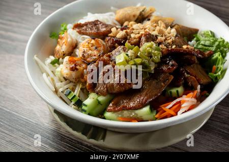 Une vue rapprochée d'un bol de pain vietnamien, avec du porc grillé et des crevettes. Banque D'Images