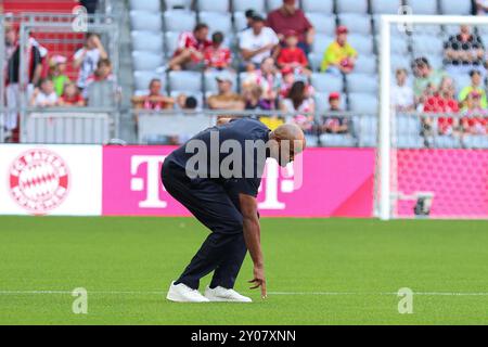 Fussball 1. Bundesliga 2. Spieltag FC Bayern Muenchen - SC Freiburg AM 01.09.2024 in der Allianz Arena in Muenchen Vincent Kompany ( formateur/Cheftrainer Muenchen ) ueberprueft vor dem Spiel den Rasen. Les règlements du LDF interdisent toute utilisation de photographies comme séquences d'images et/ou quasi-vidéo. Foto : Revierfoto crédit : ddp Media GmbH/Alamy Live News Banque D'Images