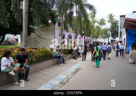 1er septembre 2024, Kolkata, Inde : le Sharad Boi Parban (Foire du livre d'automne) bat son plein au complexe Rabindra Sadan, ayant commencé le 30 août 2024. Organisé par une organisation privée et soutenu par le gouvernement du Bengale-Occidental, l’événement de 8 jours est le dessin des amateurs de livres avides de nourriture intellectuelle et d’une sortie culturelle. Avec environ 50 éditeurs renommés qui y participent, la foire offre une sélection variée de livres, ce qui en fait une visite incontournable pour les passionnés littéraires de Kolkata. L'événement devrait voir une forte participation au fur et à mesure que la semaine progresse. Banque D'Images