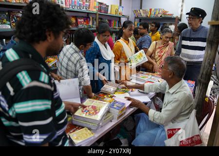 1er septembre 2024, Kolkata, Inde : le Sharad Boi Parban (Foire du livre d'automne) bat son plein au complexe Rabindra Sadan, ayant commencé le 30 août 2024. Organisé par une organisation privée et soutenu par le gouvernement du Bengale-Occidental, l’événement de 8 jours est le dessin des amateurs de livres avides de nourriture intellectuelle et d’une sortie culturelle. Avec environ 50 éditeurs renommés qui y participent, la foire offre une sélection variée de livres, ce qui en fait une visite incontournable pour les passionnés littéraires de Kolkata. L'événement devrait voir une forte participation au fur et à mesure que la semaine progresse. Banque D'Images