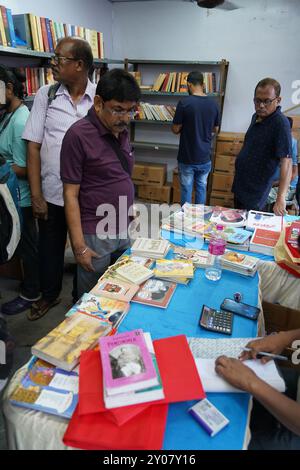 1er septembre 2024, Kolkata, Inde : le Sharad Boi Parban (Foire du livre d'automne) bat son plein au complexe Rabindra Sadan, ayant commencé le 30 août 2024. Organisé par une organisation privée et soutenu par le gouvernement du Bengale-Occidental, l’événement de 8 jours est le dessin des amateurs de livres avides de nourriture intellectuelle et d’une sortie culturelle. Avec environ 50 éditeurs renommés qui y participent, la foire offre une sélection variée de livres, ce qui en fait une visite incontournable pour les passionnés littéraires de Kolkata. L'événement devrait voir une forte participation au fur et à mesure que la semaine progresse. Banque D'Images