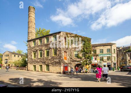 L'ancien Hebden Bridge Mill est maintenant un café et des points de vente au détail à l'angle de St George Street et Bridge Gate dans la ville populaire du Yorkshire Banque D'Images