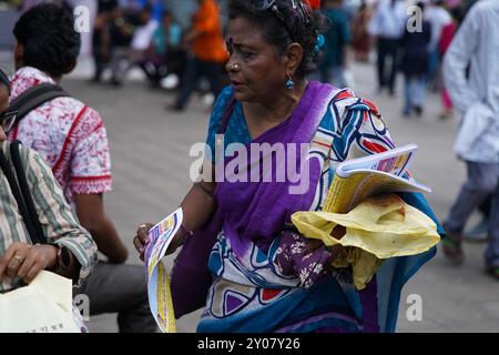 1er septembre 2024, Kolkata, Inde : le Sharad Boi Parban (Foire du livre d'automne) bat son plein au complexe Rabindra Sadan, ayant commencé le 30 août 2024. Organisé par une organisation privée et soutenu par le gouvernement du Bengale-Occidental, l’événement de 8 jours est le dessin des amateurs de livres avides de nourriture intellectuelle et d’une sortie culturelle. Avec environ 50 éditeurs renommés qui y participent, la foire offre une sélection variée de livres, ce qui en fait une visite incontournable pour les passionnés littéraires de Kolkata. L'événement devrait voir une forte participation au fur et à mesure que la semaine progresse. Banque D'Images