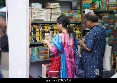 1er septembre 2024, Kolkata, Inde : le Sharad Boi Parban (Foire du livre d'automne) bat son plein au complexe Rabindra Sadan, ayant commencé le 30 août 2024. Organisé par une organisation privée et soutenu par le gouvernement du Bengale-Occidental, l’événement de 8 jours est le dessin des amateurs de livres avides de nourriture intellectuelle et d’une sortie culturelle. Avec environ 50 éditeurs renommés qui y participent, la foire offre une sélection variée de livres, ce qui en fait une visite incontournable pour les passionnés littéraires de Kolkata. L'événement devrait voir une forte participation au fur et à mesure que la semaine progresse. Banque D'Images