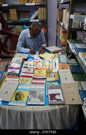 1er septembre 2024, Kolkata, Inde : le Sharad Boi Parban (Foire du livre d'automne) bat son plein au complexe Rabindra Sadan, ayant commencé le 30 août 2024. Organisé par une organisation privée et soutenu par le gouvernement du Bengale-Occidental, l’événement de 8 jours est le dessin des amateurs de livres avides de nourriture intellectuelle et d’une sortie culturelle. Avec environ 50 éditeurs renommés qui y participent, la foire offre une sélection variée de livres, ce qui en fait une visite incontournable pour les passionnés littéraires de Kolkata. L'événement devrait voir une forte participation au fur et à mesure que la semaine progresse. Banque D'Images