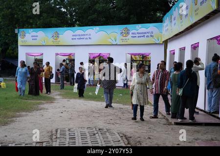 1er septembre 2024, Kolkata, Inde : le Sharad Boi Parban (Foire du livre d'automne) bat son plein au complexe Rabindra Sadan, ayant commencé le 30 août 2024. Organisé par une organisation privée et soutenu par le gouvernement du Bengale-Occidental, l’événement de 8 jours est le dessin des amateurs de livres avides de nourriture intellectuelle et d’une sortie culturelle. Avec environ 50 éditeurs renommés qui y participent, la foire offre une sélection variée de livres, ce qui en fait une visite incontournable pour les passionnés littéraires de Kolkata. L'événement devrait voir une forte participation au fur et à mesure que la semaine progresse. Banque D'Images