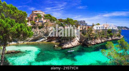 Les meilleures plages pittoresques de Majorque île Baléares - charmante Calo de ses Llises près de Peguera, mer turquoise cristalline étonnante. Espagne vacances d'été Banque D'Images