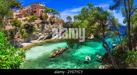 Les meilleures plages pittoresques de Majorque île Baléares - charmante Calo de ses Llises près de Peguera, mer turquoise cristalline étonnante. Espagne vacances d'été Banque D'Images