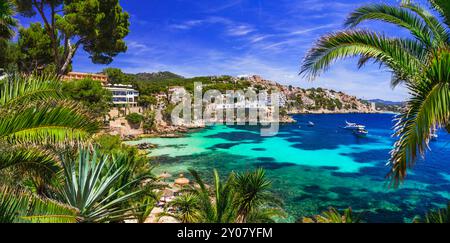 Les meilleures plages pittoresques de Majorque île Baléares - belle Cala Fornells près de Peguera, station touristique populaire et mer turquoise cristalline étonnante. Spa Banque D'Images