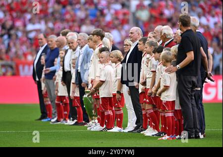 vor Spielbeginn : Ehrung der Helden von 1974 Europapokal der Landessieger um Uli Hoeneß Hoeness Ehrenpraesident Aufsichtsrat FC Bayern Muenchen FCB Heidi Beckenbauer Schwarzenbeck Jan-Christian Dreesen Vorstandsvorsitzender FC Bayern Muenchen FCB FC BAYERN MUENCHEN FCB VS SC FREIBURG SCF 01.09.2024 LA RÉGLEMENTATION DFL INTERDIT TOUTE UTILISATION DE PHOTOGRAPHIES COMME SÉQUENCES D'IMAGES ET/OU QUASI-VIDÉO Banque D'Images