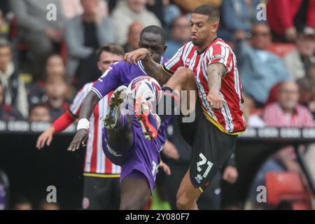 Ken Sema de Watford et Vinicius Souza de Sheffield United combattent pour le ballon lors du match du Sky Bet Championship Sheffield United vs Watford à Bramall Lane, Sheffield, Royaume-Uni, 1er septembre 2024 (photo par Alfie Cosgrove/News images) Banque D'Images