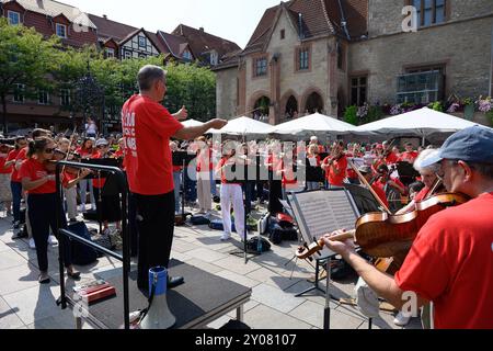 Symphonic Mob vor dem Alten Rathaus in Göttingen Teilnehmer des Symphonic Mob versammeln sich vor dem Alten Rathaus in Göttingen, um gemeinsam klassische Musik aufzuführen und eine große Menschenmenge zu begeistern. Göttingen Niedersachsen Deutschland *** Mob symphonique devant la vieille mairie de Göttingen les participants de la Mob symphonique se réunissent devant la vieille mairie de Göttingen pour jouer ensemble de la musique classique et inspirer une foule nombreuse Göttingen en basse-Saxe Allemagne Banque D'Images