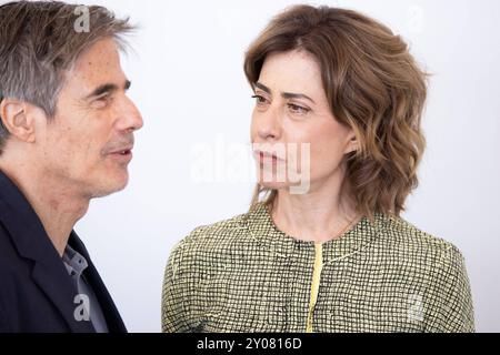 News - I m Still Here - Ainda Estou Aqui Photocall - le 81e Festival International du film de Venise Walter salles et l'actrice brésilienne Fernanda Torres assistent à la photocall du film Ainda estou aqui i m Still Here présenté en compétition lors du 81e Festival International du film de Venise au Lido de Venise, le 1er septembre 2024. Photo : Cinzia Camela. Lido di Venezia Palazzo del Casinò Italie Copyright : xCinziaxCamelax/xLiveMediax LPN 1498883 Banque D'Images