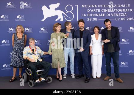 Actualités - I m Still Here - Ainda Estou Aqui Photocall - le 81ème Festival International du film de Venise l-R Un invité, Marcelo Rubens Paiva, Fernanda Torres, Walter salles, Selton Mello, Maria Carlota Bruno, et Rodrigo Teixeira assistent à l'appel photo I m Still Here Ainda Estou Aqui lors du 81e Festival International du film de Venise au Palazzo del Casino le 1er septembre 2024 à Venise, Italie. Photo : Cinzia Camela. Lido di Venezia Palazzo del Casinò Italie Copyright : xCinziaxCamelax/xLiveMediax LPN 1498910 Banque D'Images