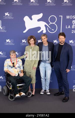 Actualités - je suis toujours ici - Ainda Estou Aqui Photocall - le 81ème Festival International du film de Venise auteur Marcelo Rubens Paiva, l'actrice brésilienne Fernanda Torres, le réalisateur Walter salles et l'acteur brésilien Selton Mello assistent à la photocall du film Ainda estou aqui i m Still Here présenté en compétition lors du 81ème Festival International du film de Venise au Lido, le 1er septembre 2024. Photo : Cinzia Camela. Lido di Venezia Palazzo del Casinò Italie Copyright : xCinziaxCamelax/xLiveMediax LPN 1498914 Banque D'Images